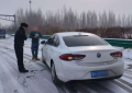 雪天执勤暖人心！南岗分局长江路检查站民警及时伸援手，守护平安出行路